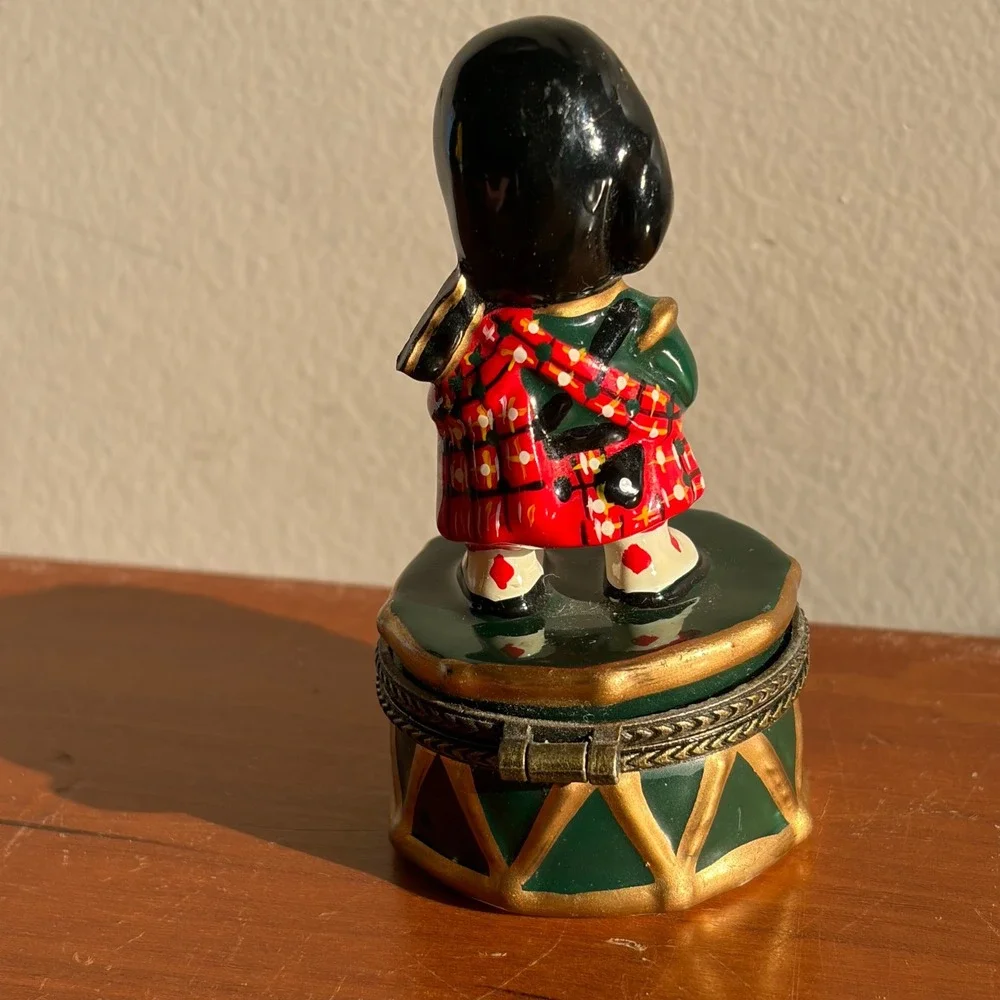 Yarto Porcelain Scottish Bagpiper Hinged Trinket Box Green Drum Tartan Kilt